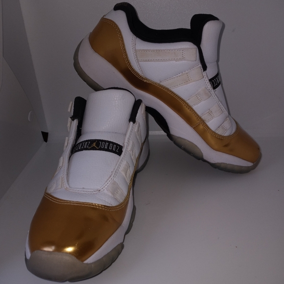 Metallic gold and white air jordan 11 - Picture 6 of 15